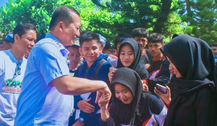 Gubernur NTB Dr. H. Lalu Muhamad Iqbal menyapa dan bersalaman dengan para siswa saat mengunjungi salah satu sekolah untuk mendukung Program Makan Bergizi Gratis (MBG).