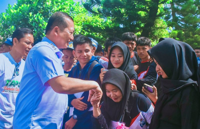 Terlihat Gubernur NTB Dr. H. Lalu Muhamad Iqbal menyapa dan bersalaman dengan para Siswa saat mengunjungi salah satu Sekolah di Nusa Tenggara Barat (NTB). Kunjungan tersebut mencerminkan komitmen Pemerintah Provinsi NTB dalam mendukung peningkatan kualitas Pendidikan serta menyukseskan Program Makan Bergizi Gratis (MBG) bagi peserta Didik.