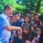Terlihat Gubernur NTB Dr. H. Lalu Muhamad Iqbal menyapa dan bersalaman dengan para Siswa saat mengunjungi salah satu Sekolah di Nusa Tenggara Barat (NTB). Kunjungan tersebut mencerminkan komitmen Pemerintah Provinsi NTB dalam mendukung peningkatan kualitas Pendidikan serta menyukseskan Program Makan Bergizi Gratis (MBG) bagi peserta Didik.