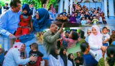 Gubernur NTB Dr. H. Lalu Muhamad Iqbal bersama Wakil Gubernur NTB Hj. Indah Dhamayanti Putri saat turun langsung menyapa Masyarakat dalam Kegiatan Pelayanan dan Pembangunan di Nusa Tenggara Barat (NTB) Sinergi kepemimpinan keduanya terus diperkuat untuk mendorong peningkatan kualitas Pembangunan Manusia, percepatan penurunan Kemiskinan, Penguatan Ketahanan Pangan, serta Pengembangan Pariwisata yang berdampak terhadap Kesejahteraan Masyarakat.
