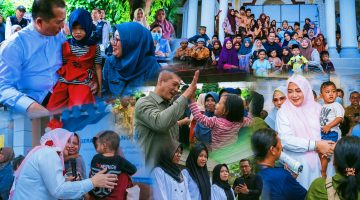 Gubernur NTB Dr. H. Lalu Muhamad Iqbal bersama Wakil Gubernur NTB Hj. Indah Dhamayanti Putri saat turun langsung menyapa Masyarakat dalam Kegiatan Pelayanan dan Pembangunan di Nusa Tenggara Barat (NTB) Sinergi kepemimpinan keduanya terus diperkuat untuk mendorong peningkatan kualitas Pembangunan Manusia, percepatan penurunan Kemiskinan, Penguatan Ketahanan Pangan, serta Pengembangan Pariwisata yang berdampak terhadap Kesejahteraan Masyarakat.