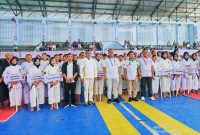 Ketua Umum KONI NTB H. Mori Hanafi bersama Ketua Persaudaraan Shorinji Kempo Indonesia (Perkemi) NTB
Assoc. Prof. Dr. Syamsuriansyah, Petinggi Kampus UNBIM dan jajaran panitia saat membuka pertandingan cabang olahraga Shorinji Kempo Porprov XII NTB 2026 di GOR 17 Desember Turida, Kota Mataram.