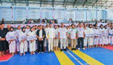 Ketua Umum KONI NTB H. Mori Hanafi bersama Ketua Persaudaraan Shorinji Kempo Indonesia (Perkemi) NTB
Assoc. Prof. Dr. Syamsuriansyah, Petinggi Kampus UNBIM dan jajaran panitia saat membuka pertandingan cabang olahraga Shorinji Kempo Porprov XII NTB 2026 di GOR 17 Desember Turida, Kota Mataram.