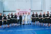 Ketua Umum Persaudaraan Shorinji Kempo Indonesia (PERKEMI) NTB Assoc. Prof. Dr. Syamsuriansyah, M.M., M.Kes., Ketua Umum KONI NTB H. Mori Hanafi, S.E., jajaran pimpinan Universitas Bima Internasional MFH (UNBIM), serta dewan juri dan Wasit berfoto bersama usai pembukaan pertandingan cabang olahraga Shorinji Kempo pada Pekan Olahraga Provinsi (Porprov) XII NTB 2026 di GOR 17 Desember Turida, Kota Mataram.