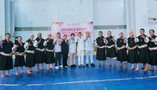 Ketua Umum Persaudaraan Shorinji Kempo Indonesia (PERKEMI) NTB Assoc. Prof. Dr. Syamsuriansyah, M.M., M.Kes., Ketua Umum KONI NTB H. Mori Hanafi, S.E., jajaran pimpinan Universitas Bima Internasional MFH (UNBIM), serta dewan juri dan Wasit berfoto bersama usai pembukaan pertandingan cabang olahraga Shorinji Kempo pada Pekan Olahraga Provinsi (Porprov) XII NTB 2026 di GOR 17 Desember Turida, Kota Mataram.