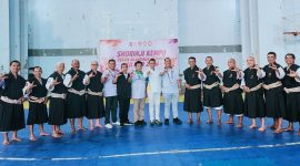 Ketua Umum Persaudaraan Shorinji Kempo Indonesia (PERKEMI) NTB Assoc. Prof. Dr. Syamsuriansyah, M.M., M.Kes., Ketua Umum KONI NTB H. Mori Hanafi, S.E., jajaran pimpinan Universitas Bima Internasional MFH (UNBIM), serta dewan juri dan Wasit berfoto bersama usai pembukaan pertandingan cabang olahraga Shorinji Kempo pada Pekan Olahraga Provinsi (Porprov) XII NTB 2026 di GOR 17 Desember Turida, Kota Mataram.