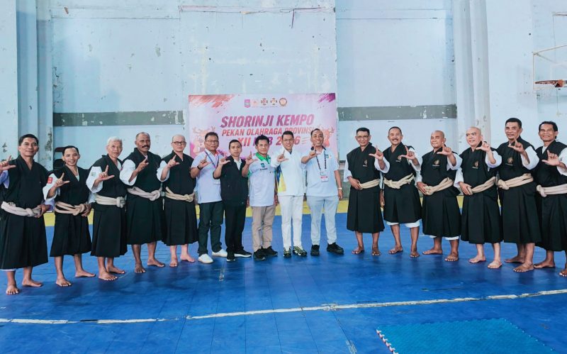 Ketua Umum Persaudaraan Shorinji Kempo Indonesia (PERKEMI) NTB Assoc. Prof. Dr. Syamsuriansyah, M.M., M.Kes., Ketua Umum KONI NTB H. Mori Hanafi, S.E., jajaran pimpinan Universitas Bima Internasional MFH (UNBIM), serta dewan juri dan Wasit berfoto bersama usai pembukaan pertandingan cabang olahraga Shorinji Kempo pada Pekan Olahraga Provinsi (Porprov) XII NTB 2026 di GOR 17 Desember Turida, Kota Mataram.