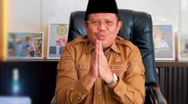 Bupati Lombok Barat Lalu Ahmad Zaini (LAZ) saat berada di ruang kerjanya. Foto Dokumentasi diambil sebelum terjaring operasi tangkap tangan (OTT) Komisi Pemberantasan Korupsi (KPK) terkait dugaan penerimaan dalam proyek di lingkungan Pemerintah Kabupaten Lombok Barat.