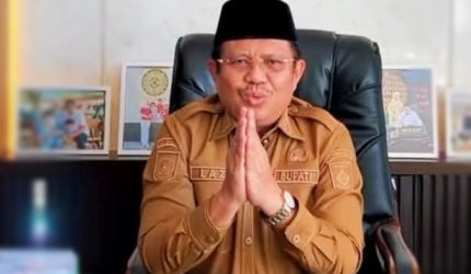 Bupati Lombok Barat Lalu Ahmad Zaini duduk di ruang kerjanya sebelum terjaring OTT KPK terkait dugaan proyek Pemkab Lombok Barat.