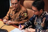 Bupati Sumbawa Ir. H. Syarafuddin Jarot, M.P. menerima kunjungan silaturahmi Rektor Universitas Mataram (UNRAM) Prof. Dr. Sukardi, M.Pd. bersama jajaran di Kantor Bupati Sumbawa untuk memperkuat kolaborasi pembangunan daerah melalui riset, hilirisasi, inovasi, dan pengembangan Sumber Daya Manusia (SDM)