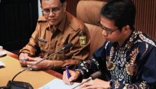 Bupati Sumbawa Ir. H. Syarafuddin Jarot, M.P. menerima kunjungan silaturahmi Rektor Universitas Mataram (UNRAM) Prof. Dr. Sukardi, M.Pd. bersama jajaran di Kantor Bupati Sumbawa untuk memperkuat kolaborasi pembangunan daerah melalui riset, hilirisasi, inovasi, dan pengembangan Sumber Daya Manusia (SDM)