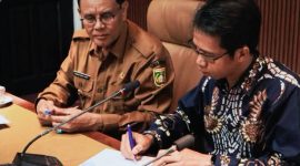 Bupati Sumbawa Ir. H. Syarafuddin Jarot, M.P. menerima kunjungan silaturahmi Rektor Universitas Mataram (UNRAM) Prof. Dr. Sukardi, M.Pd. bersama jajaran di Kantor Bupati Sumbawa untuk memperkuat kolaborasi pembangunan daerah melalui riset, hilirisasi, inovasi, dan pengembangan Sumber Daya Manusia (SDM)