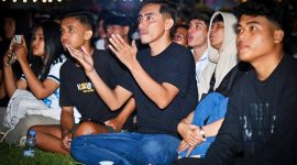 Ribuan masyarakat memadati Halaman Bumi Gora, Kantor Gubernur NTB, saat mengikuti nonton bareng (nobar) Final Piala Dunia FIFA 2026 yang digelar Pemerintah Provinsi NTB dalam suasana aman, tertib, dan penuh kebersamaan.