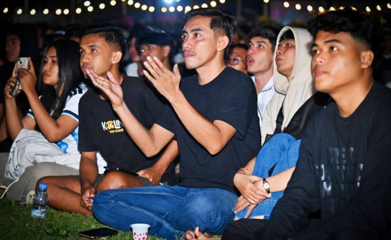Ribuan masyarakat memadati Halaman Bumi Gora, Kantor Gubernur NTB, saat mengikuti nonton bareng (nobar) Final Piala Dunia FIFA 2026 yang digelar Pemerintah Provinsi NTB dalam suasana aman, tertib, dan penuh kebersamaan.
