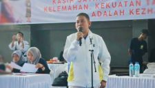 Ketua Umum PERKEMI NTB Assoc. Prof. Dr. Syamsuriansyah menyampaikan pesan tentang pentingnya Sportivitas, Silaturahmi, dan Persaudaraan kepada Atlet, Pelatih, Wasit, serta panitia pada ajang Shorinji Kempo Porprov XII NTB 2026 di GOR 17 Desember Turida, Kota Mataram.