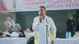 Ketua Umum PERKEMI NTB Assoc. Prof. Dr. Syamsuriansyah menyampaikan pesan tentang pentingnya Sportivitas, Silaturahmi, dan Persaudaraan kepada Atlet, Pelatih, Wasit, serta panitia pada ajang Shorinji Kempo Porprov XII NTB 2026 di GOR 17 Desember Turida, Kota Mataram.