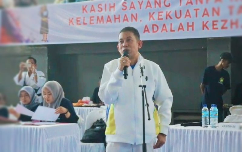 Ketua Umum PERKEMI NTB Assoc. Prof. Dr. Syamsuriansyah menyampaikan pesan tentang pentingnya Sportivitas, Silaturahmi, dan Persaudaraan kepada Atlet, Pelatih, Wasit, serta panitia pada ajang Shorinji Kempo Porprov XII NTB 2026 di GOR 17 Desember Turida, Kota Mataram.