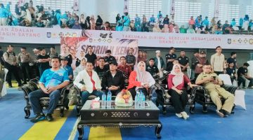 Wakil Gubernur NTB dan Bupati Dompu bersama Ketua Umum Ketua Umum Pengurus Provinsi Persaudaraan Shorinji Kempo Indonesia (PERKEMI) NTB, Assoc. Prof. Dr. Syamsuriansyah, Ketua Panitia Syahrul meninjau langsung jalannya pertandingan Shorinji Kempo pada hari ketiga Porprov XII NTB 2026 di Mataram.