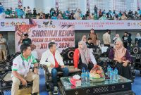 Ketua Umum Pengurus Provinsi Persaudaraan Shorinji Kempo Indonesia (PERKEMI) NTB, Assoc. Prof. Dr. Syamsuriansyah, berdiskusi dengan Wakil Gubernur NTB Hj. Indah Dhamayanti Putri, didampingi jajaran Dinas Pemuda dan Olahraga (Dispora) NTB serta KONI NTB, di sela pelaksanaan pertandingan Shorinji Kempo Porprov XII NTB 2026.