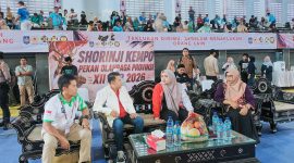 Ketua Umum Pengurus Provinsi Persaudaraan Shorinji Kempo Indonesia (PERKEMI) NTB, Assoc. Prof. Dr. Syamsuriansyah, berdiskusi dengan Wakil Gubernur NTB Hj. Indah Dhamayanti Putri, didampingi jajaran Dinas Pemuda dan Olahraga (Dispora) NTB serta KONI NTB, di sela pelaksanaan pertandingan Shorinji Kempo Porprov XII NTB 2026.