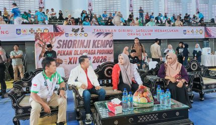 Ketua Umum PERKEMI NTB Assoc. Prof. Dr. Syamsuriansyah berdiskusi dengan Wakil Gubernur NTB Hj. Indah Dhamayanti Putri didampingi Dispora dan KONI NTB di arena Shorinji Kempo Porprov XII NTB 2026.