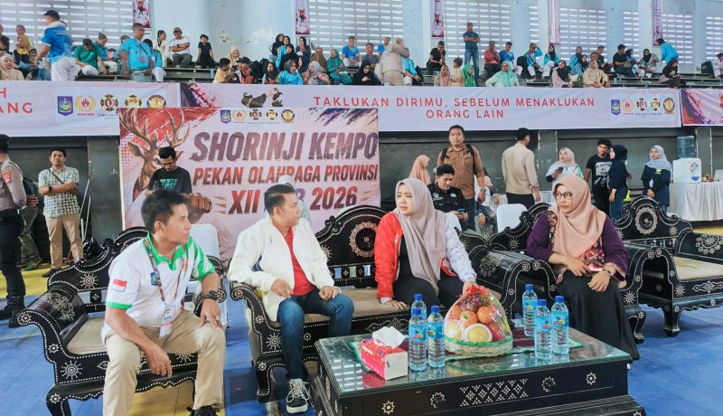 Ketua Umum Pengurus Provinsi Persaudaraan Shorinji Kempo Indonesia (PERKEMI) NTB, Assoc. Prof. Dr. Syamsuriansyah, berdiskusi dengan Wakil Gubernur NTB Hj. Indah Dhamayanti Putri, didampingi jajaran Dinas Pemuda dan Olahraga (Dispora) NTB serta KONI NTB, di sela pelaksanaan pertandingan Shorinji Kempo Porprov XII NTB 2026.