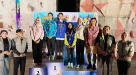 Gubernur NTB bersama Sekda NTB menyapa Ketua FPTI NTB Nadirah Al-Habsyi, panitia, dan para atlet saat meninjau langsung pertandingan cabang olahraga Panjat Tebing pada ajang Porprov XII NTB 2026.