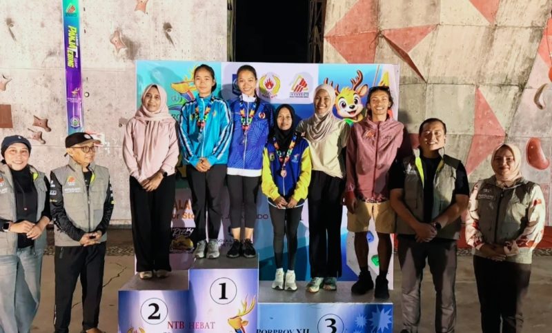 Gubernur NTB bersama Sekda NTB menyapa Ketua FPTI NTB Nadirah Al-Habsyi, panitia, dan para atlet saat meninjau langsung pertandingan cabang olahraga Panjat Tebing pada ajang Porprov XII NTB 2026.