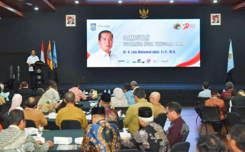 Gubernur NTB Dr. H. Lalu Muhamad Iqbal bersama pengurus DEKOPINWIL NTB dan para tamu undangan usai pelantikan Pengurus DEKOPINWIL NTB Periode 2025-2030 di Aula Bank NTB Syariah, Mataram.