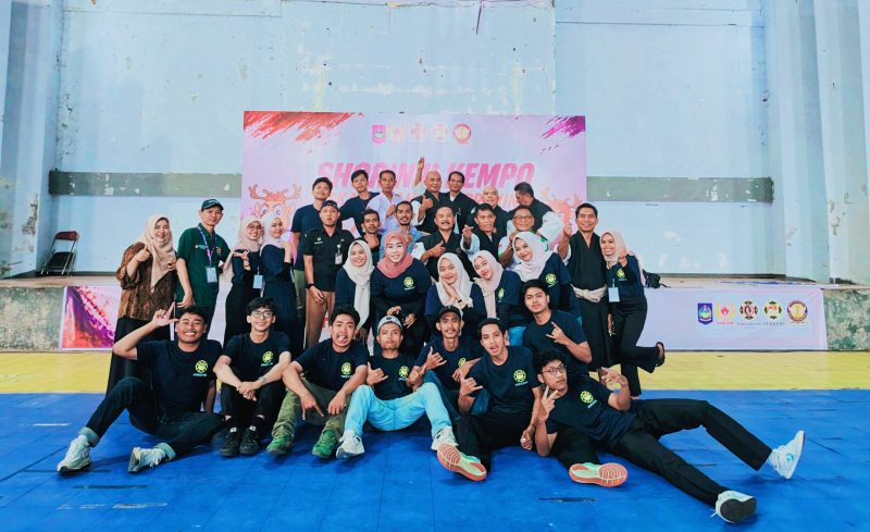 Ketua Panitia Syahrul bersama anggota Panitia, Pengurus Provinsi Persaudaraan Shorinji Kempo Indonesia (PERKEMI) NTB, dan jajaran wasit berfoto bersama usai penutupan cabang olahraga Shorinji Kempo pada Pekan Olahraga Provinsi (Porprov) XII NTB 2026 di Lombok Tengah, Rabu (22/7/2026).