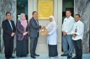 Gubernur NTB Dr. H. Lalu Muhamad Iqbal didampingi Wakil Gubernur Hj. Indah Dhamayanti Putri menyerahkan Radiogram Menteri Dalam Negeri dan Surat Gubernur NTB kepada Wakil Bupati Lombok Barat Hj. Nurul Adha sebagai dasar pelaksanaan tugas dan wewenang Bupati Lombok Barat tanpa status Pelaksana Tugas (Plt.), di Mataram, Rabu (22/7/2026).