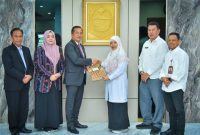 Gubernur NTB Dr. H. Lalu Muhamad Iqbal didampingi Wakil Gubernur Hj. Indah Dhamayanti Putri menyerahkan Radiogram Menteri Dalam Negeri dan Surat Gubernur NTB kepada Wakil Bupati Lombok Barat Hj. Nurul Adha sebagai dasar pelaksanaan tugas dan wewenang Bupati Lombok Barat tanpa status Pelaksana Tugas (Plt.), di Mataram, Rabu (22/7/2026).