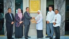 Gubernur NTB Dr. H. Lalu Muhamad Iqbal didampingi Wakil Gubernur Hj. Indah Dhamayanti Putri menyerahkan Radiogram Menteri Dalam Negeri dan Surat Gubernur NTB kepada Wakil Bupati Lombok Barat Hj. Nurul Adha sebagai dasar pelaksanaan tugas dan wewenang Bupati Lombok Barat tanpa status Pelaksana Tugas (Plt.), di Mataram, Rabu (22/7/2026).