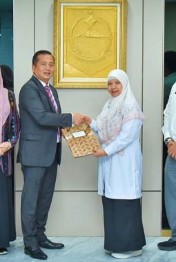 Gubernur NTB Serahkan Radiogram Mendagri, Nurul Adha Resmi Jalankan Tugas Bupati Lombok Barat Tanpa Status Plt