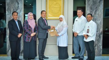 Gubernur NTB Dr. H. Lalu Muhamad Iqbal didampingi Wakil Gubernur Hj. Indah Dhamayanti Putri menyerahkan Radiogram Menteri Dalam Negeri dan Surat Gubernur NTB kepada Wakil Bupati Lombok Barat Hj. Nurul Adha sebagai dasar pelaksanaan tugas dan wewenang Bupati Lombok Barat tanpa status Pelaksana Tugas (Plt.), di Mataram, Rabu (22/7/2026).