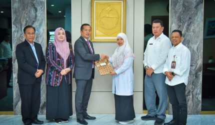Gubernur NTB Lalu Muhamad Iqbal menyerahkan Radiogram Mendagri kepada Wakil Bupati Lombok Barat Hj. Nurul Adha untuk menjalankan tugas Bupati tanpa status Plt.