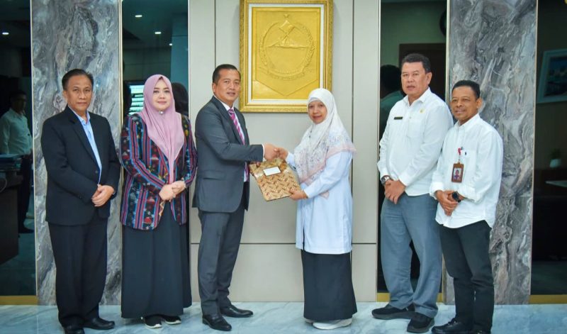 Gubernur NTB Dr. H. Lalu Muhamad Iqbal didampingi Wakil Gubernur Hj. Indah Dhamayanti Putri menyerahkan Radiogram Menteri Dalam Negeri dan Surat Gubernur NTB kepada Wakil Bupati Lombok Barat Hj. Nurul Adha sebagai dasar pelaksanaan tugas dan wewenang Bupati Lombok Barat tanpa status Pelaksana Tugas (Plt.), di Mataram, Rabu (22/7/2026).