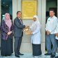 Gubernur NTB Dr. H. Lalu Muhamad Iqbal didampingi Wakil Gubernur Hj. Indah Dhamayanti Putri menyerahkan Radiogram Menteri Dalam Negeri dan Surat Gubernur NTB kepada Wakil Bupati Lombok Barat Hj. Nurul Adha sebagai dasar pelaksanaan tugas dan wewenang Bupati Lombok Barat tanpa status Pelaksana Tugas (Plt.), di Mataram, Rabu (22/7/2026).