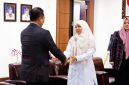 Gubernur NTB Dr. H. Lalu Muhamad Iqbal didampingi Wakil Gubernur Hj. Indah Dhamayanti Putri menyerahkan Radiogram Kemendagri kepada Wakil Bupati Lombok Barat Hj. Nurul Adha sebagai dasar menjalankan tugas dan kewenangan Kepala Daerah di Kabupaten Lombok Barat.