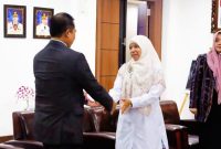 Gubernur NTB Dr. H. Lalu Muhamad Iqbal didampingi Wakil Gubernur Hj. Indah Dhamayanti Putri menyerahkan Radiogram Kemendagri kepada Wakil Bupati Lombok Barat Hj. Nurul Adha sebagai dasar menjalankan tugas dan kewenangan Kepala Daerah di Kabupaten Lombok Barat.