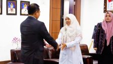 Gubernur NTB Dr. H. Lalu Muhamad Iqbal didampingi Wakil Gubernur Hj. Indah Dhamayanti Putri menyerahkan Radiogram Kemendagri kepada Wakil Bupati Lombok Barat Hj. Nurul Adha sebagai dasar menjalankan tugas dan kewenangan Kepala Daerah di Kabupaten Lombok Barat.