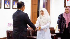 Gubernur NTB Dr. H. Lalu Muhamad Iqbal didampingi Wakil Gubernur Hj. Indah Dhamayanti Putri menyerahkan Radiogram Kemendagri kepada Wakil Bupati Lombok Barat Hj. Nurul Adha sebagai dasar menjalankan tugas dan kewenangan Kepala Daerah di Kabupaten Lombok Barat.