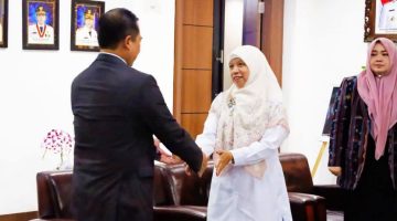Gubernur NTB Dr. H. Lalu Muhamad Iqbal didampingi Wakil Gubernur Hj. Indah Dhamayanti Putri menyerahkan Radiogram Kemendagri kepada Wakil Bupati Lombok Barat Hj. Nurul Adha sebagai dasar menjalankan tugas dan kewenangan Kepala Daerah di Kabupaten Lombok Barat.