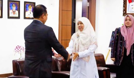 Gubernur NTB Lalu Muhamad Iqbal menyerahkan Radiogram Kemendagri kepada Hj. Nurul Adha untuk menjalankan tugas dan kewenangan Kepala Daerah Kabupaten Lombok Barat.