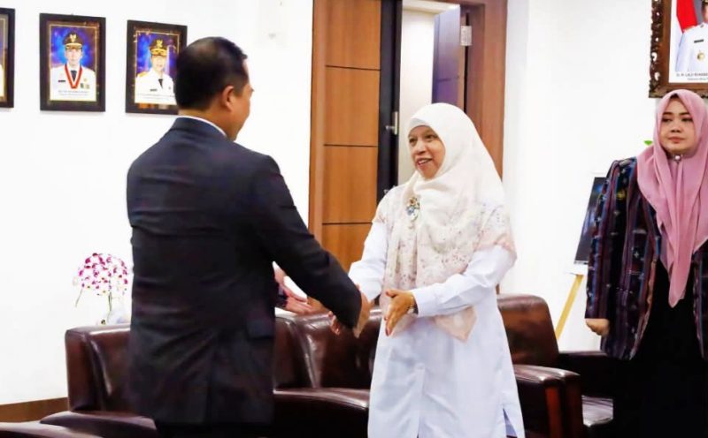 Gubernur NTB Dr. H. Lalu Muhamad Iqbal didampingi Wakil Gubernur Hj. Indah Dhamayanti Putri menyerahkan Radiogram Kemendagri kepada Wakil Bupati Lombok Barat Hj. Nurul Adha sebagai dasar menjalankan tugas dan kewenangan Kepala Daerah di Kabupaten Lombok Barat.