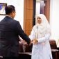 Gubernur NTB Dr. H. Lalu Muhamad Iqbal didampingi Wakil Gubernur Hj. Indah Dhamayanti Putri menyerahkan Radiogram Kemendagri kepada Wakil Bupati Lombok Barat Hj. Nurul Adha sebagai dasar menjalankan tugas dan kewenangan Kepala Daerah di Kabupaten Lombok Barat.