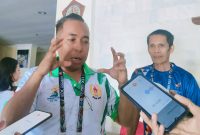 Ketua Umum KONI NTB Mori Hanafi memberikan keterangan pers terkait penundaan pengumuman perolehan medali 12 cabang olahraga Porprov XII NTB 2026 di Media Center Porprov, Mataram.