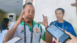 Ketua Umum KONI NTB Mori Hanafi memberikan keterangan pers terkait penundaan pengumuman perolehan medali 12 cabang olahraga Porprov XII NTB 2026 di Media Center Porprov, Mataram.