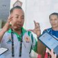Ketua Umum KONI NTB Mori Hanafi memberikan keterangan pers terkait penundaan pengumuman perolehan medali 12 cabang olahraga Porprov XII NTB 2026 di Media Center Porprov, Mataram.