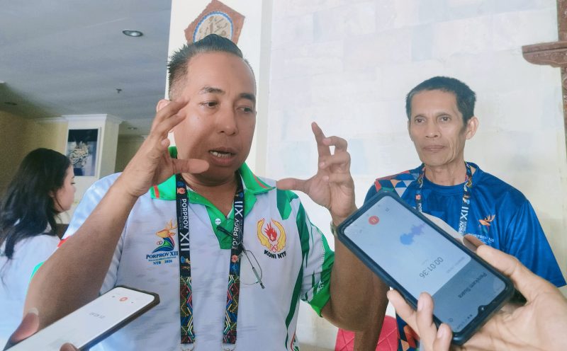 Ketua Umum KONI NTB Mori Hanafi memberikan keterangan pers terkait penundaan pengumuman perolehan medali 12 cabang olahraga Porprov XII NTB 2026 di Media Center Porprov, Mataram.